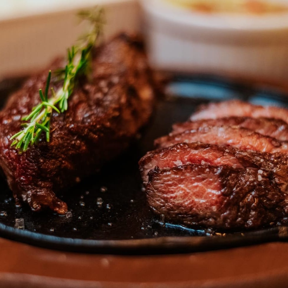 Uma deliciosa maminha angus, extremamente suculenta, acompanhada de arroz, farofa, fritas e vinagrete.