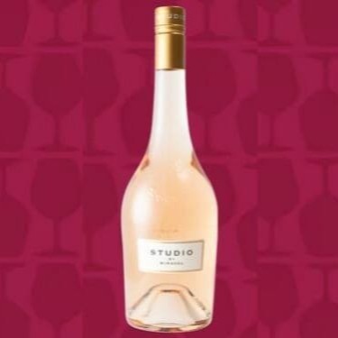 Studio by Miraval é um vinho rosé francês produzido com as uvas Cinsault, Grenache, Rolle e Tibouren na região de Provence.  O Chateau que cobre 500 hectares no coração de Provence, hoje é propriedade do ator Brad Pitt, e desde 2012, conta com consultoria enológica da Família Perrin, uma das mais experientes e competentes famílias produtoras de vinhos franceses.  Com graduação alcoólica de 13%, o vinho Studio by Miraval oferece notas delicadas de toranja e flores brancas. Fresco e equilibrado, o paladar é vivo e revela aromas sedutores de citrinos e iodo marinho.  Para uma melhor experiência de degustação, sirva o vinho em temperatura de 6 a 9ºc.  Harmoniza perfeitamente com:  Carnes brancas Queijos de massa mole Frutos do mar