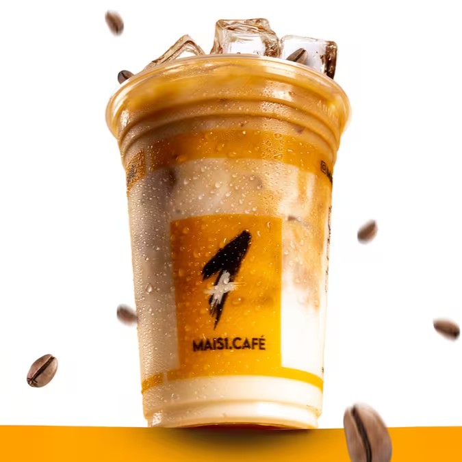 Refresque-se com nosso delicioso Iced Latte! Essa bebida gelada combina café espresso e leite, servidos sobre gelo, proporcionando uma experiência única. O termo "Latte" vem do italiano e significa "leite", destacando a maior proporção de leite que suaviza e complementa o sabor encorpado do café. Ideal para os amantes de café que buscam uma opção cremosa e revitalizante para os dias quentes. Experimente agora e desfrute dessa combinação perfeita!