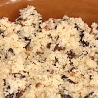 Delicie-se com o 'Farofa do Abrahão', uma joia da categoria 'Acompanhamentos'. Servida em uma bandeja compacta, nosso prato carrega uma explosão de sabor e a elegância da tradição culinária