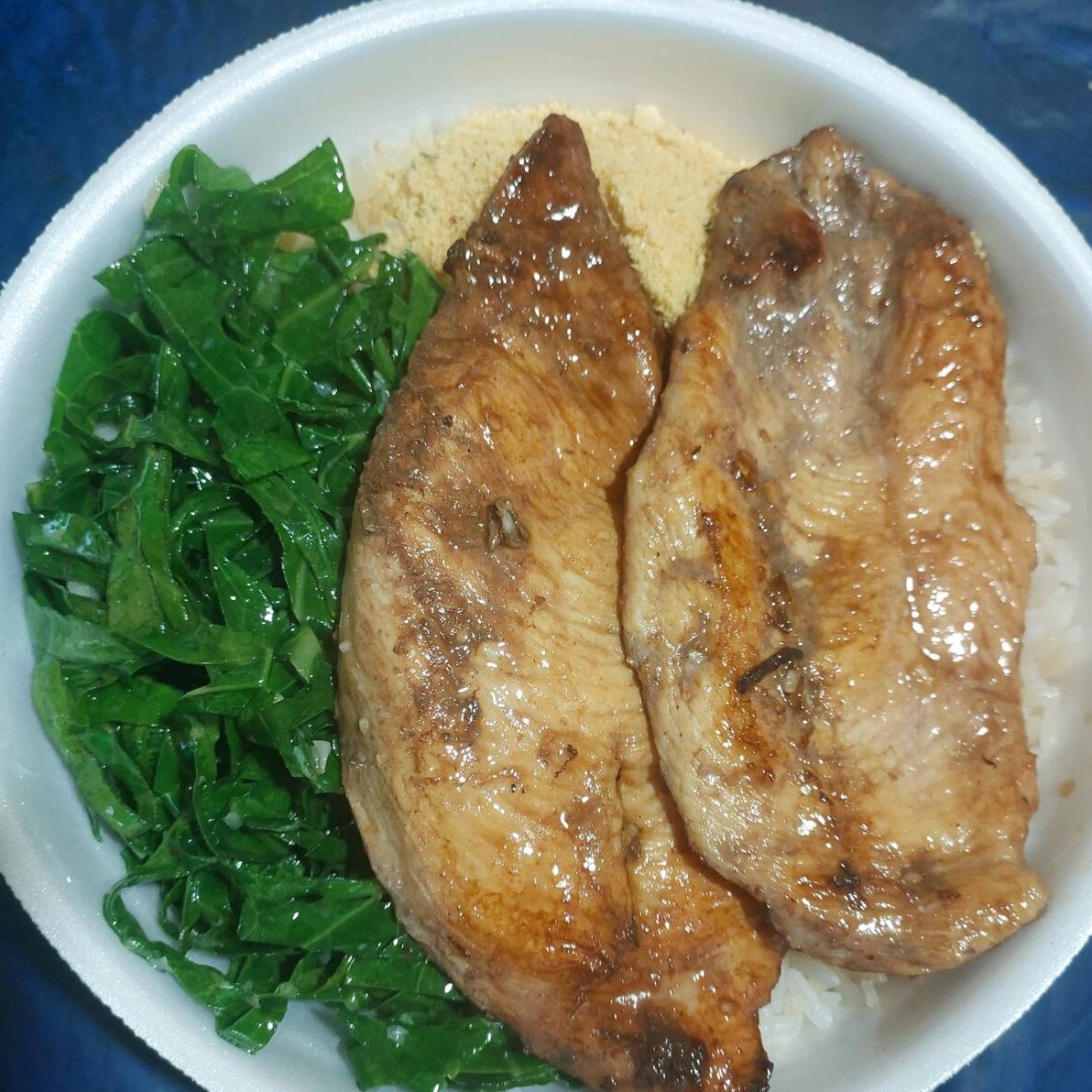 Acompanha; arroz, feijão e farofa. Opção: couve ou batata frita