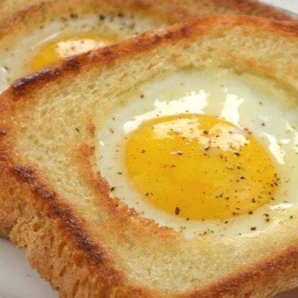 Descubra a delícia de nossa torrada, são composta de 3 fatias, 2 fatias forrada com queijo mussarela e por cima vai a fatia com ovo, feita com pão de forma de excelente qualidade, ovo cuidadosamente temperado. A pitada de orégano adiciona um toque especial, enquanto o alho tostado traz um contraste de sabor inesperado. Apresentados de maneira surpreendente. Experimente e deixe seu paladar ser surp
