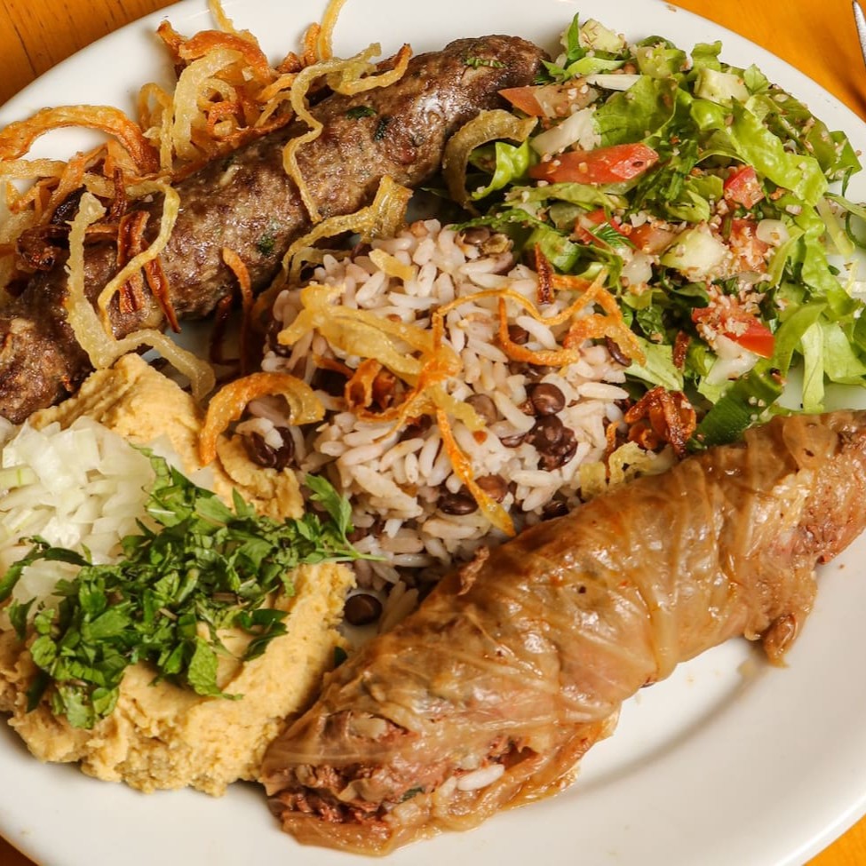 Arroz com lentilha, kafta, repolho recheado, tabule e homus