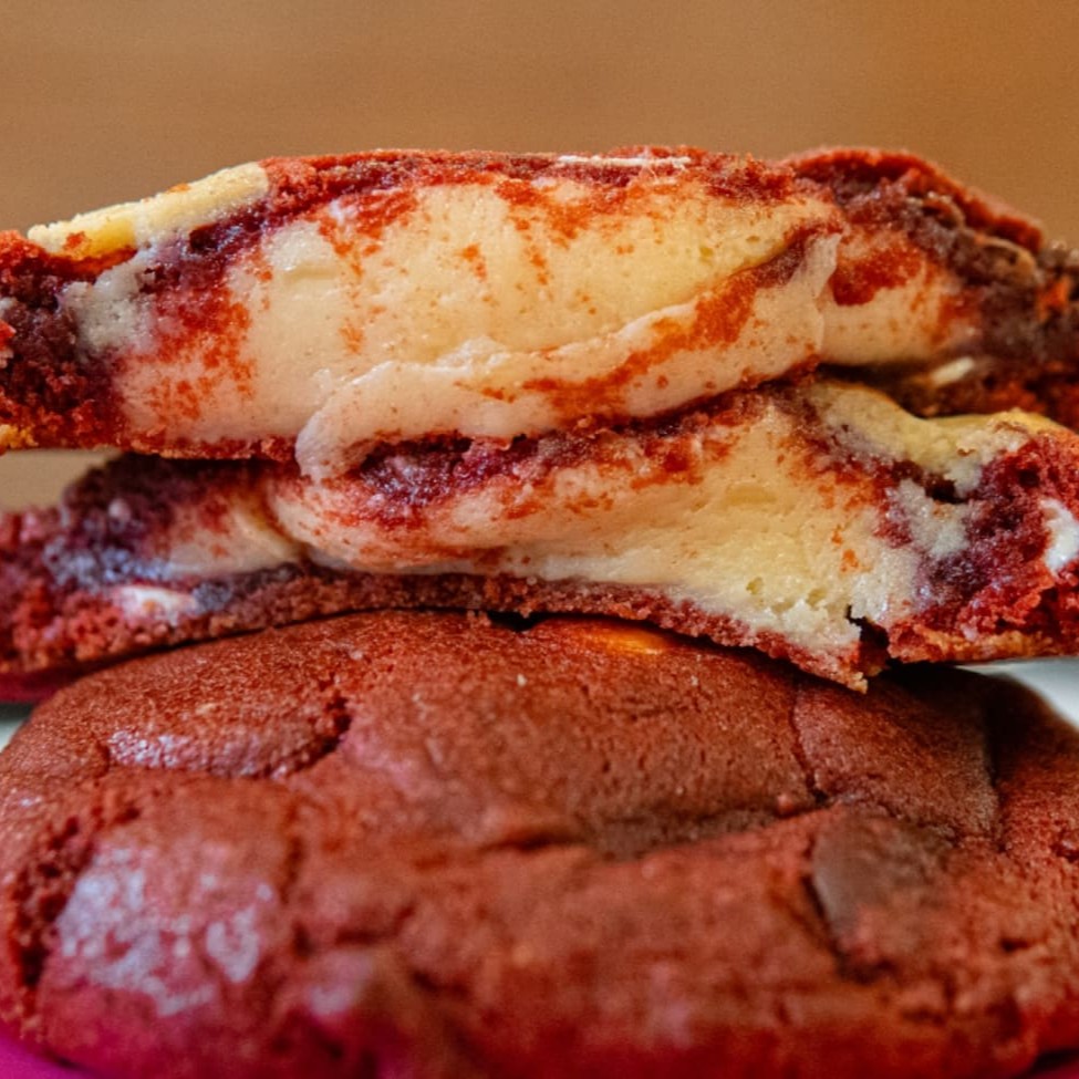 Nosso cookie queridinho, feito com massa red velvet, macio e crocante por fora, feito com mix de gotinhas de chocolate meio amargo e chocolate ao leite, e claro, suuuper recheado com nosso brigadeiro de leite Ninho!  Dicas: Se você gosta de um cookie bem quentinho, para uma experiência úuunica recomendamos aquecer 20s no microondas ou esquentar por 5 min a 180graus no forno. E seja feliz!!