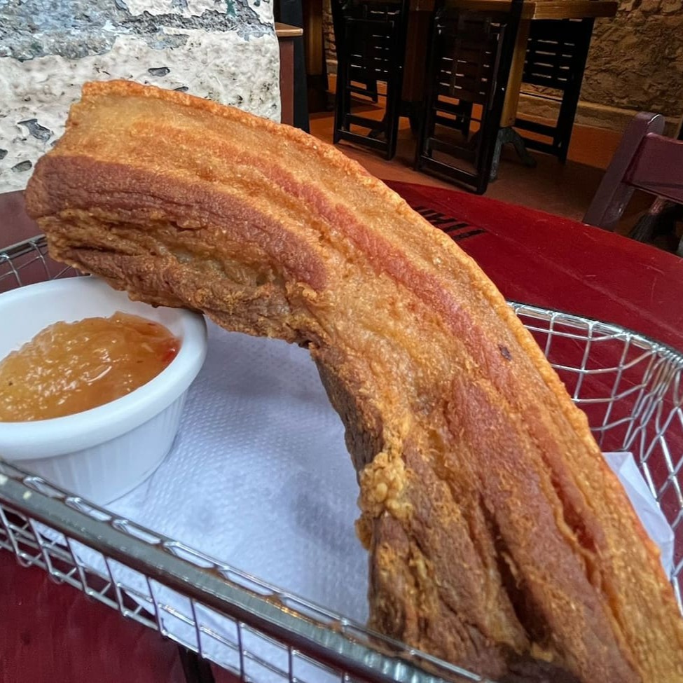 200 gramas de torresmo e geleia de abacaxi com pimenta.   Torresmo inteiro, caso queira cortado solicitar.