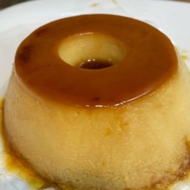 O clássico que todo mundo ama! Nosso pudim individual tem a textura cremosa e a calda caramelizada no ponto perfeito. Feito com ingredientes selecionados, ele traz aquele sabor caseiro irresistível em uma porção ideal para matar a vontade de doce.