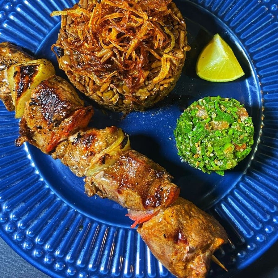 Para protagonizar o melhor que temos em nossos temperos e cortes nobres, este prato destaca. Michuí de carne (espeto de carne com cebola e temperos especiais, tomate e pimentões selecionados), mjadra (arroz com lentilha), tabule e cebola  #vegetariano #vegano #árabe #marmita #quentinha #entrega #refeição #saudável #culinária #rápida  #espeto #carne #árabe #marmita #quentinha #entrega #refeição #saudável #culinária #rápida.