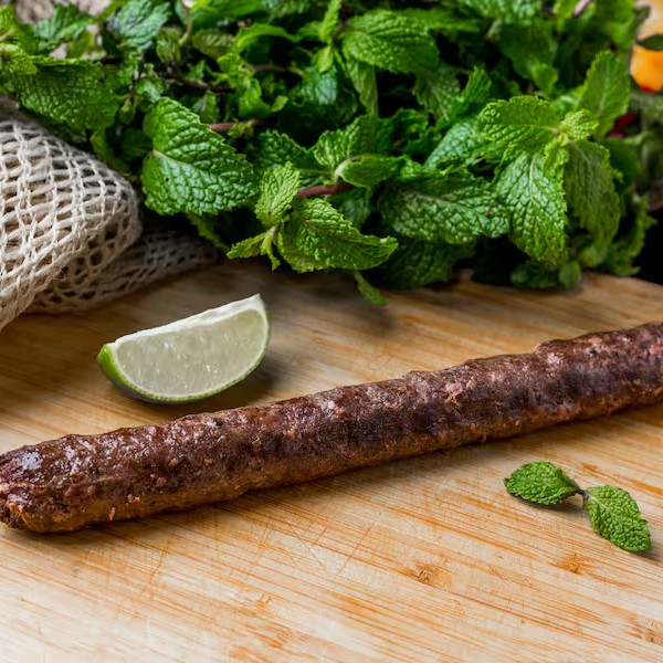 Carne selecionada e envolvida com blend de temperos secreto, calabresa e bacon (contém pimenta síria).