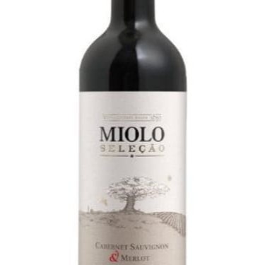 Vinho tinto bivarietal elaborado com uvas Cabernet Sauvignon e Merlot cultivadas em vinhedos próprios localizados na região da Campanha Meridional. Este foi o primeiro vinho básico criado pela Vinícola Miolo. Vinho para beber todos os dias, de aroma frutado, corpo médio e macio. Harmoniza com comidas estruturadas, suculentas e untuosas, como os pratos brasileiros, porco no tacho, barreado, vaca atolada, mas também acompanha pizzas cárneas, massas de molhos estruturados e queijos de massa semidura. País: Brasil Região: Campanha Meridional / Rs Tipo: Tinto Uva: Cabernet Sauvignon, Merlot Classificação: Seco Volume: 750ml Teor Alcoólico: 13% Amadurecimento: 2 meses em barricas de carvalho Temperatura Serviço: 16º a 18ºc Potencial de Guarda: 5 anos Visual: Coloração média intensidade, vermelho-rubi. Olfativo: Aroma agradável, com madeira bem harmonizada, especiarias e notas de fruta fresca vermelha. Gustativo: Este vinho apresenta-se equilibrado, redondo com final de boca agradável.
