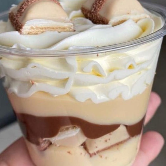 Nosso delicioso creme de Ninho + pedaços de Kinder + Nutella pura + brigadeiro de Ninho, finalizado c/ mousse de Ninho e + pedaços de Kinder Bueno.