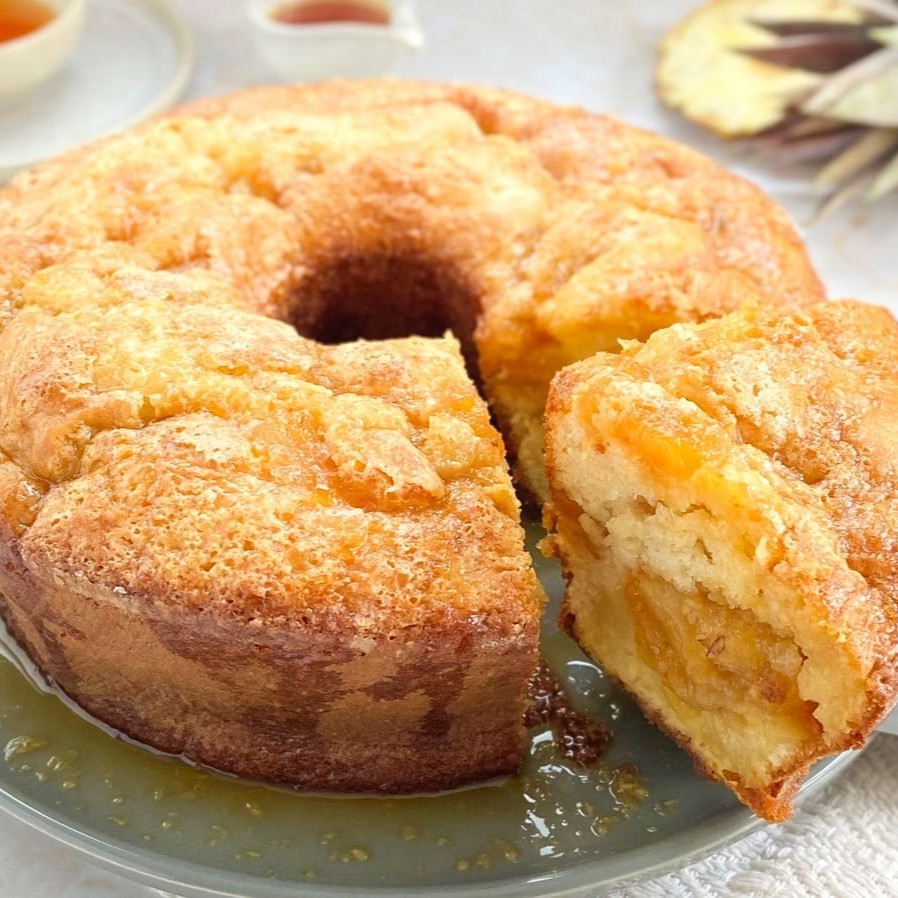 Massa levinha com pedaços de abacaxi  e coco salpicado pela cobertura dando o toque final a essa delícia!