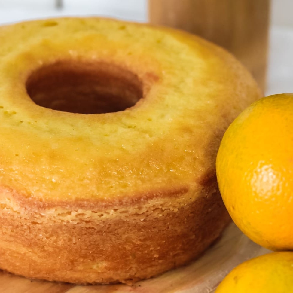 Bolo de Laranja, sem adição de açúcar adoçado com uma maravilhoso Blend, Ideal para dietas saudáveis, equilibradas e com restrição de açúcar, alem de ser tao gostoso como um bolo tradicional. Produzido na forma de 18cm