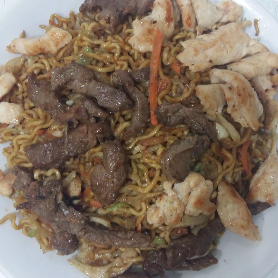 Repolho cenoura, molho especial, carne, frango e calabresa