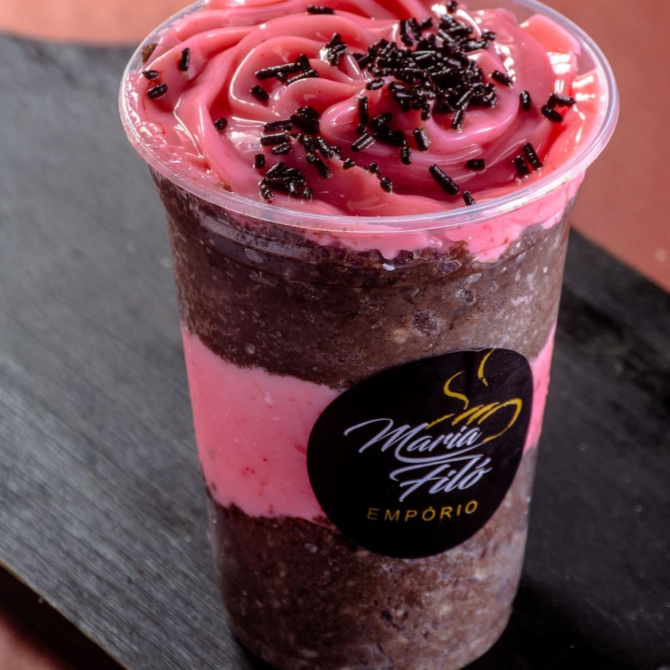 Bolo de Chocolate fofinho com 2 camadas generosas de creme de Morango. Perfeito para sua sobremesa!