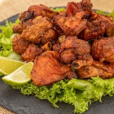 """Um clássico irresistível! Nosso Frango à Passarinho é temperado com especiarias especiais, frito até ficar dourado e crocante por fora, mantendo a suculência por dentro. Acompanhado de um toque de alho frito e ervas para completar a explosão de sabor. Perfeito para compartilhar ou se deliciar sozinho!"""