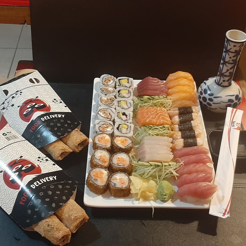 5 Sashimi De Salmão, 5 Sashimi De Atum, 5 Sashimi De Peixe Branco, 5 Sushi De Salmão, 5 Sushi De Atum, 5 Sushi De Camarão, 5 Joy De Salmão, 5 Hot Filadelfia, 5 California, 5 Skin Roll, 1 Mini Sunumono, 2 Rolinho De Legumes E 2 Rolinho De Banana Com Chocolate