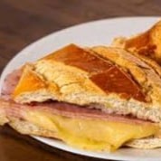 Misto feito com pão  francês queijo mussarela e presunto.