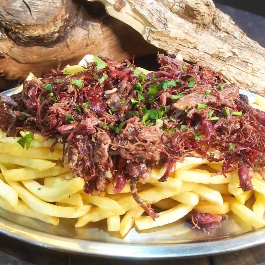 Batata frita (500g)+ Beef rib- A porção vem 500 g de batata frita + Costela bovina desfiada, defumada por 8 hs no dry rub. *Todas as porções tem direito a 1 molho.