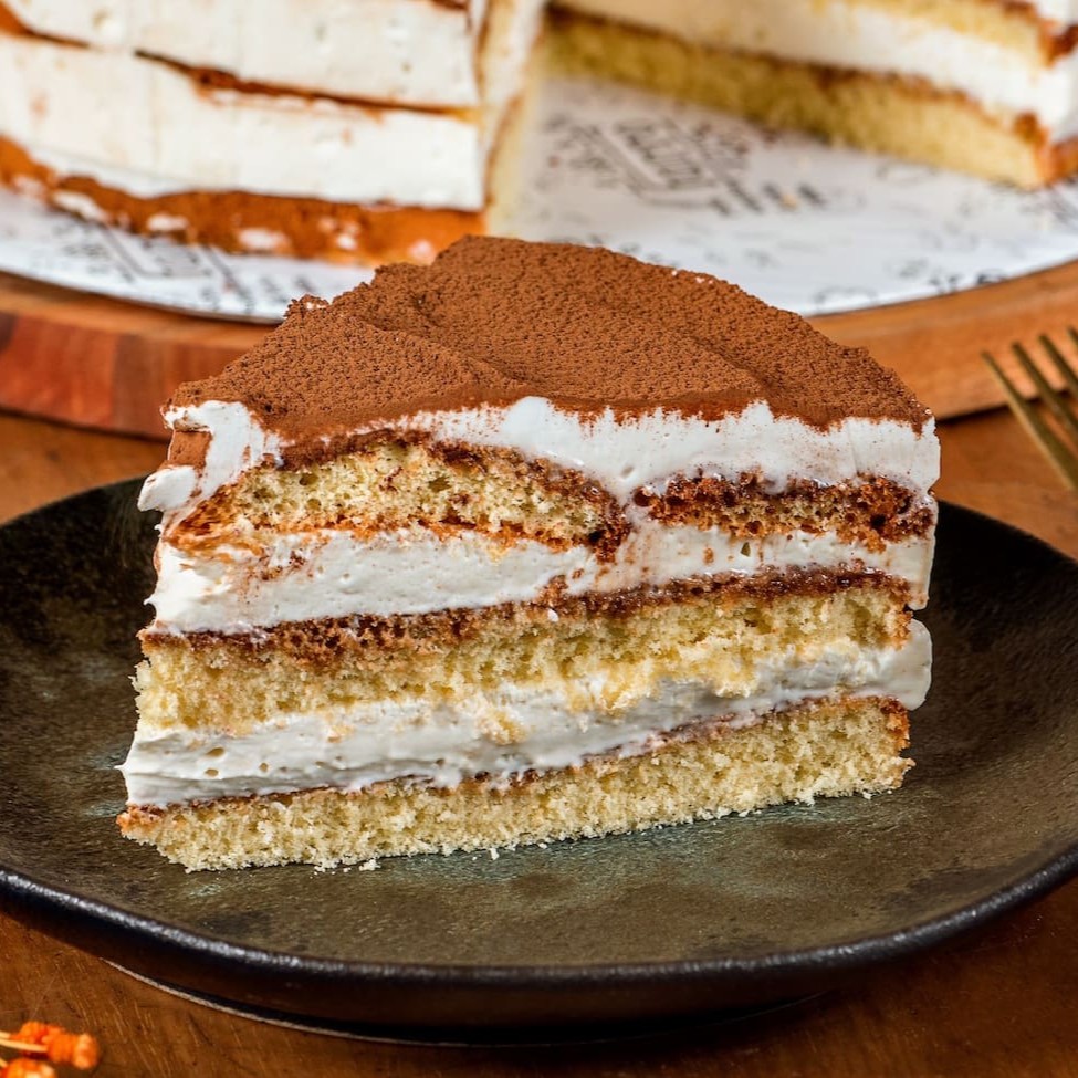 Camadas de biscoito champanhe umedecidos no café e mousse de creamcheese. Finalizado com cacau plein arome.