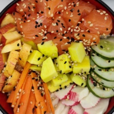 Arroz, salmão, cenoura, pepino, manga, maça, kani e gergilim.