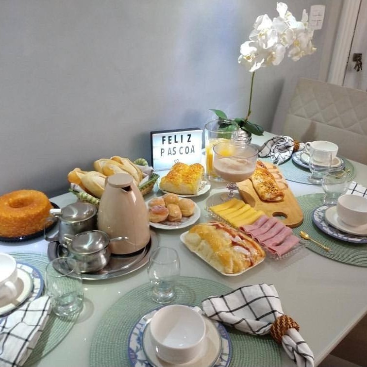 1 pct briche ; 5 pão frances; 150g queijo muçarela ; 150g presunto ; 3 pães doces ; 1 bolo tira ou funil; 1 baguete recheada ; 1 suco de uva 1l; 5 mini sonhos