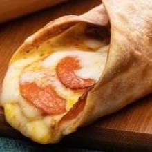 Massa crocante, molho de tomate, mussarela,pepperoni e mussarela.