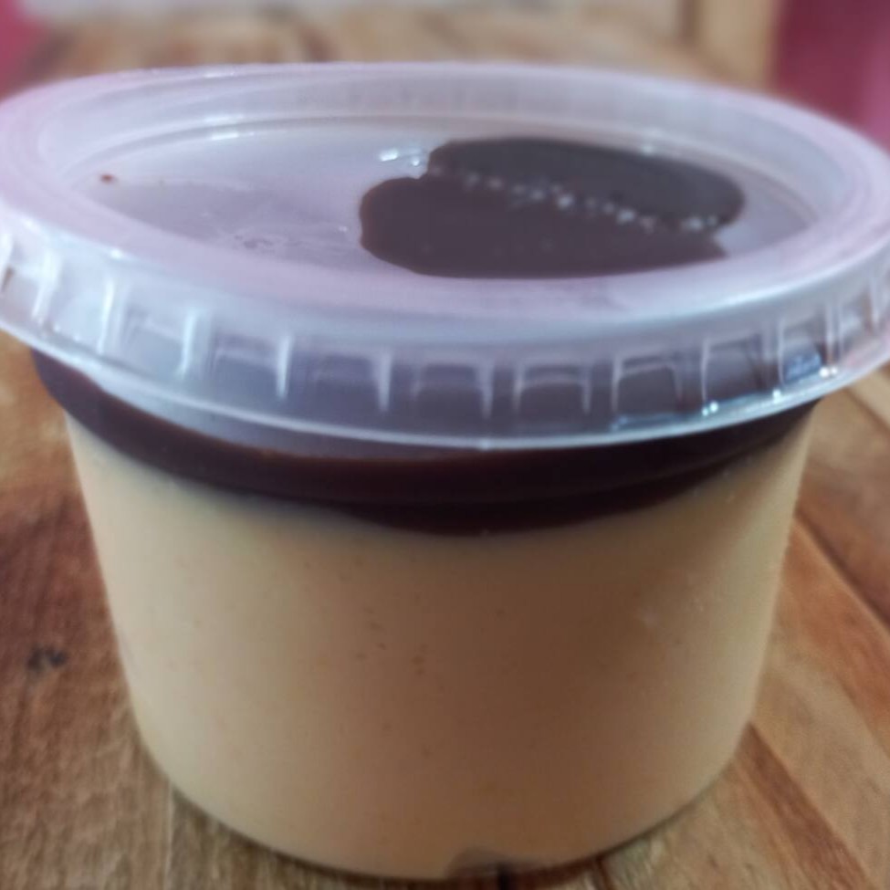 Delicioso mouae de maracuja com ganache de chocolate.