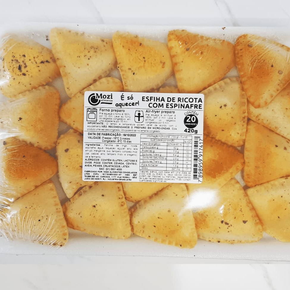 Bandeja de salgado pré assado congelado sabor Esfiha de ricota com espinafre com 20 unidades.