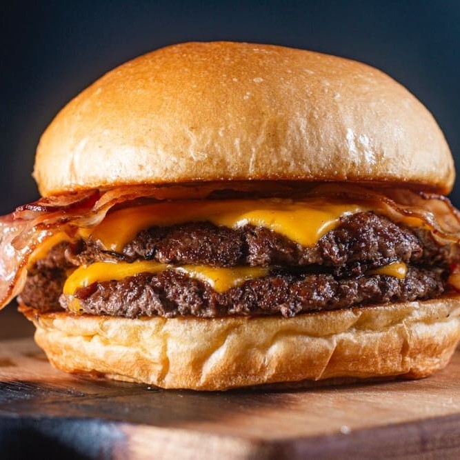 Esse incrível burguer com um sabor bem marcante:  Pão de brioche Duas carnes de smash - 90g cada Queijo Cheddar Bacon fatiado Molho especial.
