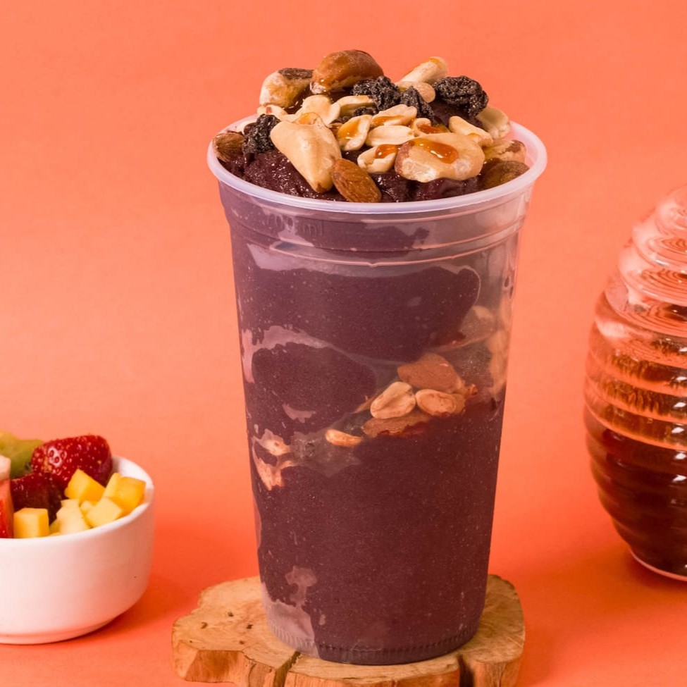 Açaí combinado manualmente com Castanha de caju, Castanha do Pará, Amêndoas, Passas e Amendoin.