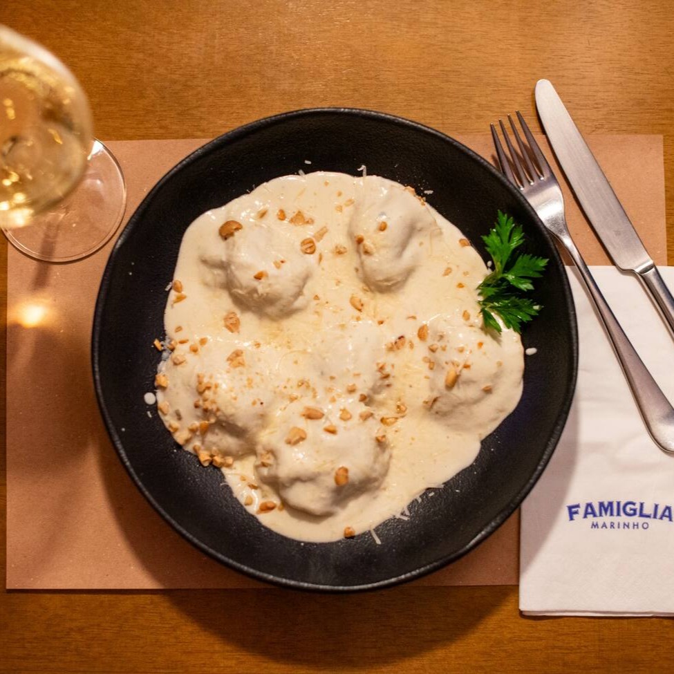 Ravioli artesanal recheado com espinafre, delicadamente coberto por um molho de 4 queijos cremoso e finalizado com lascas crocantes de amêndoas. Uma explosão de sabores e texturas, perfeita para quem busca uma experiência autêntica e sofisticada.