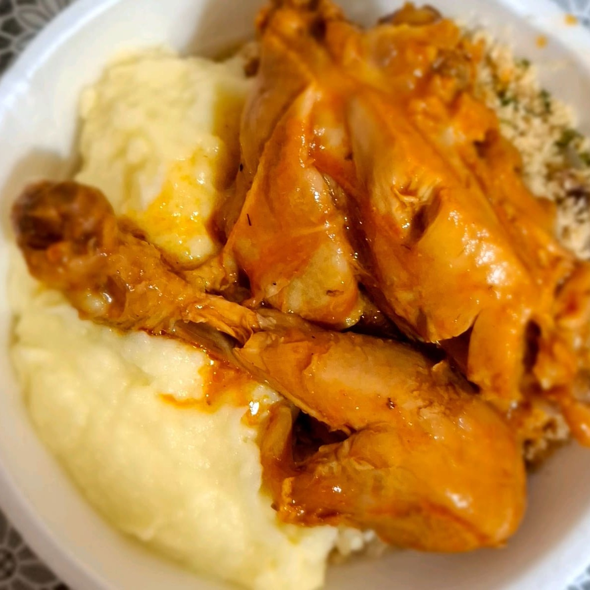 Delicioso Frango ensopado servido com Arroz Branco, Feijão e o melhor você escolhe!