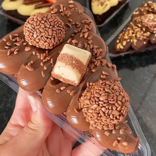 Brownie molhadinho por dentro e a casquinha perfeita por fora, brigadeiro Gourmet, finalizados com dois brigadeiros envolvido no grabulé melken + pedaços de Kinder Bueno.