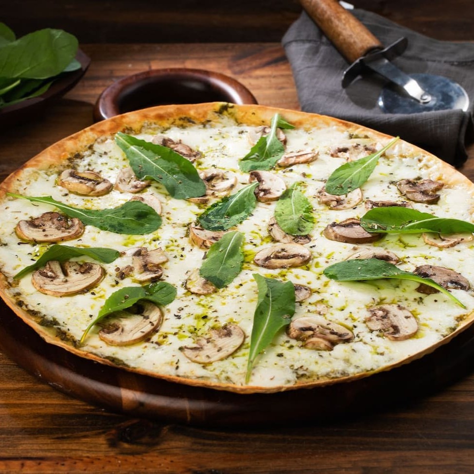 Apresentamos nossas deliciosas Pizzas Vegetarianas, perfeitas para quem busca uma opção rica em sabor e totalmente vegetariana. Nossa massa, cuidadosamente preparada, é orgulhosamente vegana, desenvolvida sem a adição de leite ou ovos. Caso deseje uma opção completamente vegana, basta solicitar a retirada da mussarela. Prove e encante-se com a combinação de sabores que preparamos para você! Lembre-se, você pode escolher até 2 sabores diferentes para maximizar a experiência gastronômica!