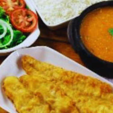 "Este prato é a acompanhado de:  Marmita Filé Merluza Frito com Pirão,  arroz, feijão e farofa.  Salada somente no ""turbine seu pedido""  Peixe: 150g (in natura) legumes: 100g Arroz: 220g Feijão: 150g Farofa: 40g  marmita marmitex quentinha frutos do mar milanesa peixe"