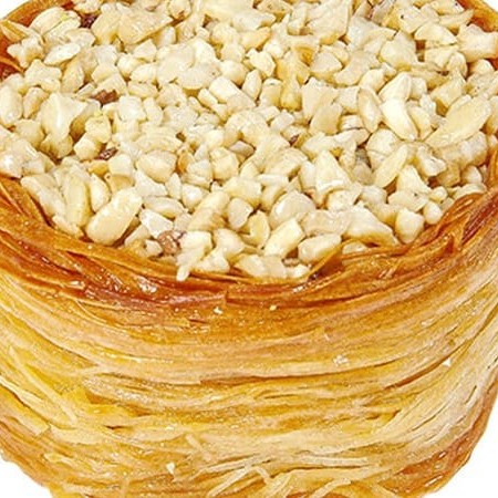 Macarrão árabe-kneff, castanha de caju e calda.