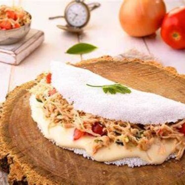 Uma combinação leve, saborosa e irresistível.   Preparada com frango desfiado e bem temperado, mussarela derretida, tomate fresco, cebola, alho torrado e um toque aromático de orégano. Finalizada com manteiga de garrafa, que traz cremosidade e o sabor inconfundível da culinária regional. Uma opção completa para quem busca equilíbrio entre sabor e qualidade.