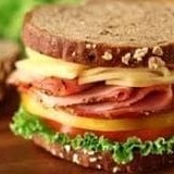 Pão,frango,azeitona,cenoura,maionese,ovos codorna e batata palha.