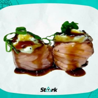 Salmão maçaricado enrolando arroz com cream cheese e um toque de teriaky, cebolinha e gergelim.