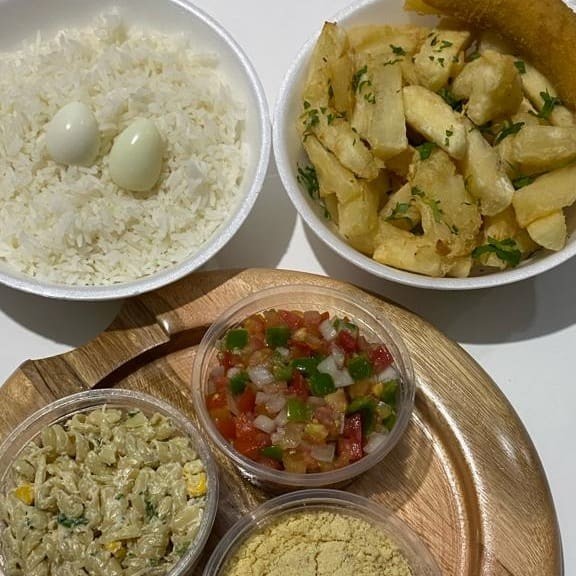 Aipim frito,arroz,molho,maionese ou macarronese,farofa,banana,2 ovos de codorna e um espeto
