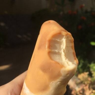 Suculento e irresistível, nosso Sacolé Gourmet de Paçoca com Doce de Leite é uma indulgência que ninguém pode resistir. Com uma base de paçoca rica e envolvente, é delicadamente envolto em um puro doce de leite artesanal, proporcionando uma experiência de sabor sem igual. Aprecie sem moderação este deleite com cerca de 11,5 cm e pesando 130g. Perfeito para adoçar o seu Dia. Entrega rápida e gratuita, oferecemos o melhor preço e promoções incríveis. Ideal para presentear em qualquer ocasião especial. Desfrute da nossa confeitaria gourmet, com doces irresistíveis e sobremesas inesquecíveis.