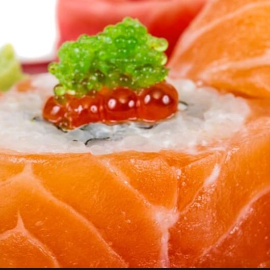 """Porção com 4 unidades de sushi salmão, preparadas com arroz temperado e fatias frescas de salmão, finalizadas com ovas delicadas que trazem uma textura crocante e um sabor único ao prato. Uma combinação sofisticada que oferece uma explosão de sabores e uma experiência especial para os amantes da culinária japonesa."""