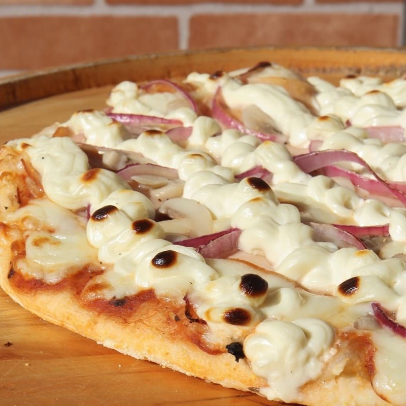 Aqui você pode escolher dois sabores na sua pizza + bebida