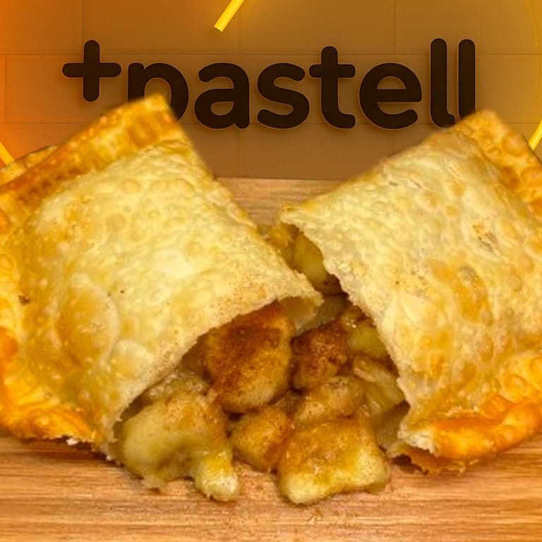 Delicie-se com nosso irresistível Pastel Doce de Banana com Canela! Nossa massa de pastel, com cerca de 15cm, é sequinha e crocante, perfeita para realçar o sabor diferenciado do recheio generosamente recheado de banana d'água. Após ser frito, o pastel é delicadamente passado na combinação perfeita de canela e açúcar, proporcionando uma experiência única de sabor e textura. Ideal para quem busca uma opção deliciosa de sobremesa ou lanche. Experimente agora mesmo!