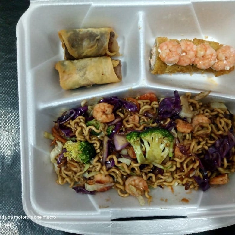 Combo prime acompanha 5 hot especial com camarão, 2 mini harokamide chocolate e um yakissoba de camarão médio