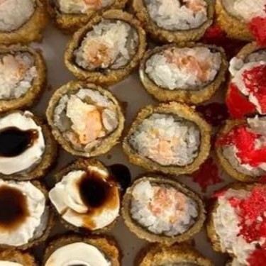 Uma explosão de sabor em cada mordida! Aproveite 20 unidades dos nossos hots mais pedidos:   - Hot Skin   - Hot Salmão   - Hot Camarão   - Hot de Peixe Branco    Perfeito para quem ama crocância por fora e cremosidade por dentro. Ideal para uma refeição completa e cheia de sabor!