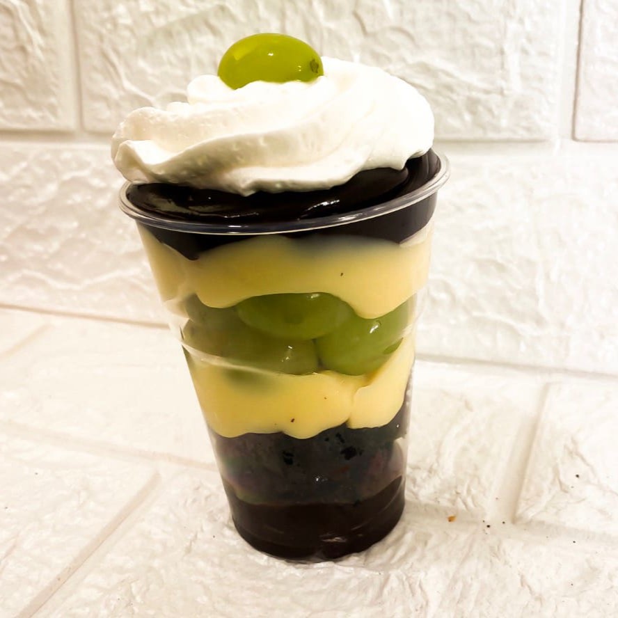 Uma explosão de sabores composta por camadas de brigadeiro 50% cacau, Ninho, brownie, muita uva e finalizado com chantininho