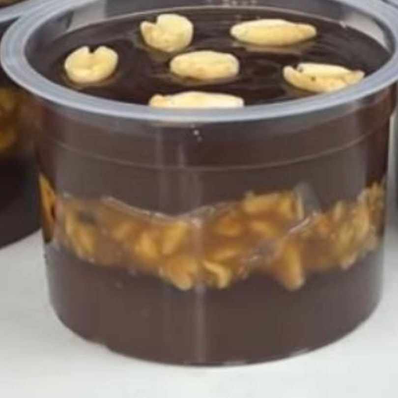 Leva ganache de chocolate Uma calda de amendoim e nozes