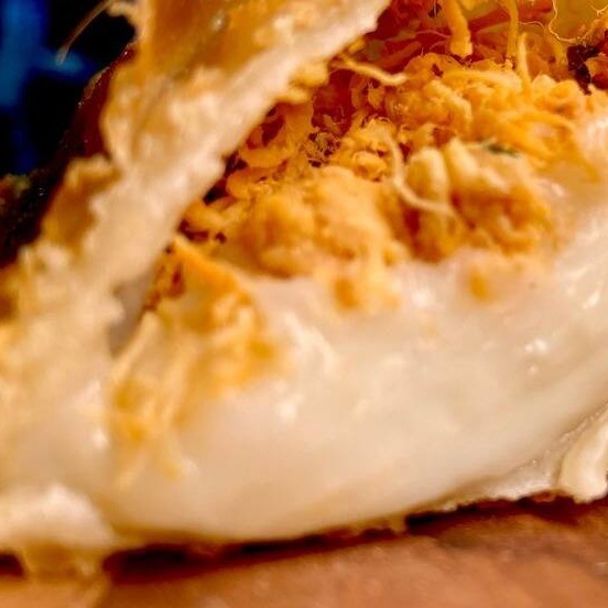 Pastel de 20cm, recheio de frango desfiado com Catupiry.