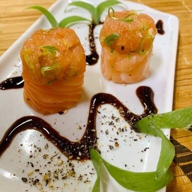 Salmão enrolado no arroz com Tartar de salmão por cima